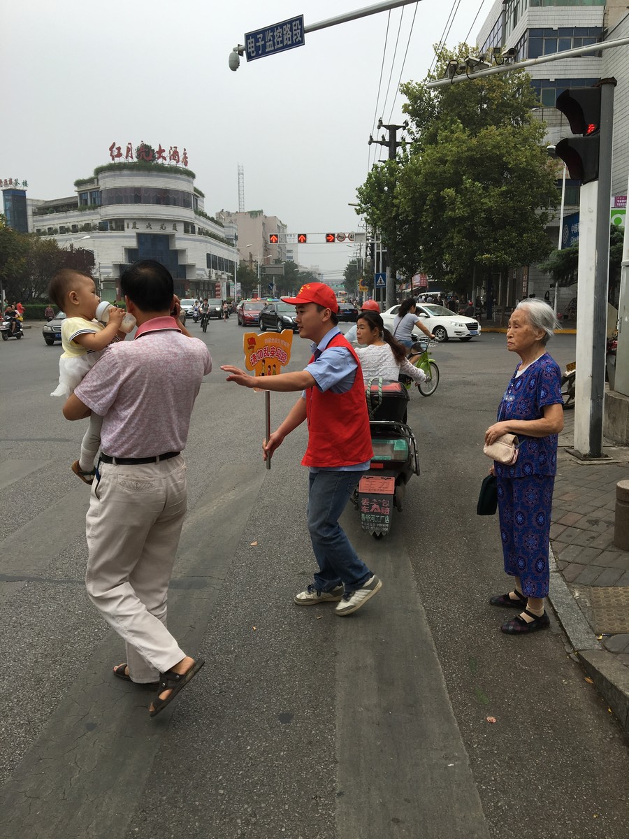 湘電 白石廣場(chǎng)周邊 創(chuàng)文志愿者勸阻闖紅燈市民.jpg