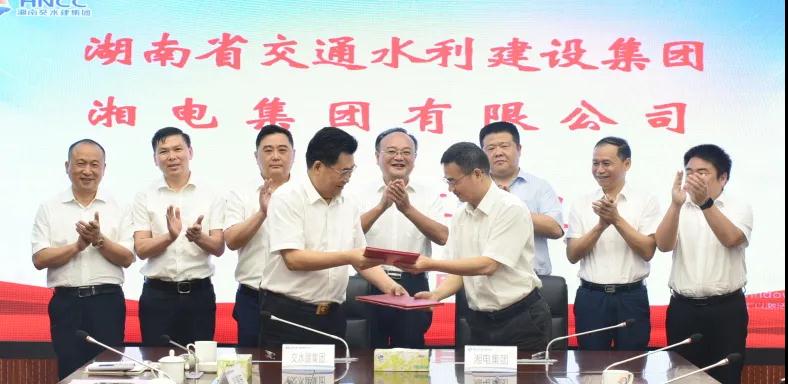 湘電集團與交水建集團簽署戰(zhàn)略合作協(xié)議.jpg